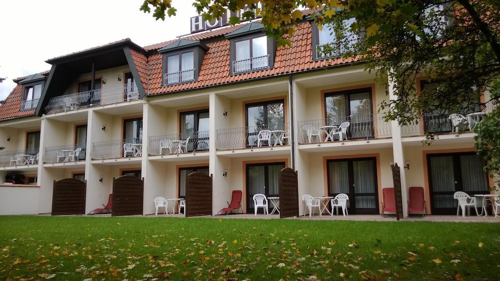Landhotel Vierjahreszeiten Бад Кьонигсхофен им Грабфелд Екстериор снимка